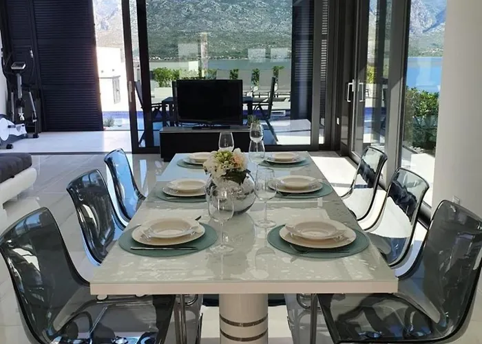 Luxury Sea & Mountain View One With Private Pool & Jacuzzi Casa vacanze Vinjerac